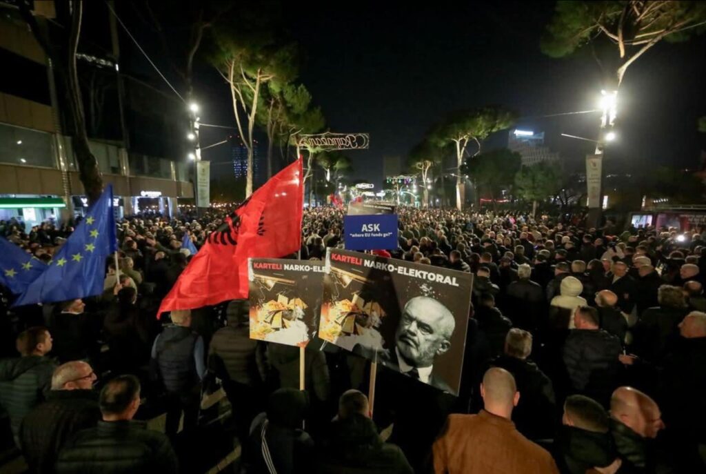 “Protestë ‘e nxehtë’ para Kryeministrisë – 1500 policë në gatishmëri” aiselect 20260322 170456 facebook